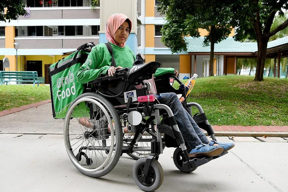 SEMANGAT KENTAL: Cik Sumaiyah Ghazali yang menghidapi palsi serebrum enggan mengharapkan bantuan adik-beradiknya yang berpendapatan tinggi untuk menampung kehidupannya, sebaliknya beliau bertekad bulat bekerja sebagai penghantar makanan bersama GrabFood walau perlu berkerusi roda. - Foto BH oleh KHALID BABA