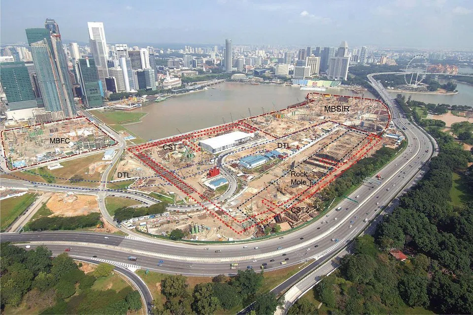 PERTARUHAN BERNILAI: Setelah menjalankan perancangan kejuruteraan rapi dan tersusun, pelbagai cabaran dan masalah dihadapi dalam membina Marina Bay, kawasan permukaan ini kini telah diubah dengan jayanya. - Foto URA