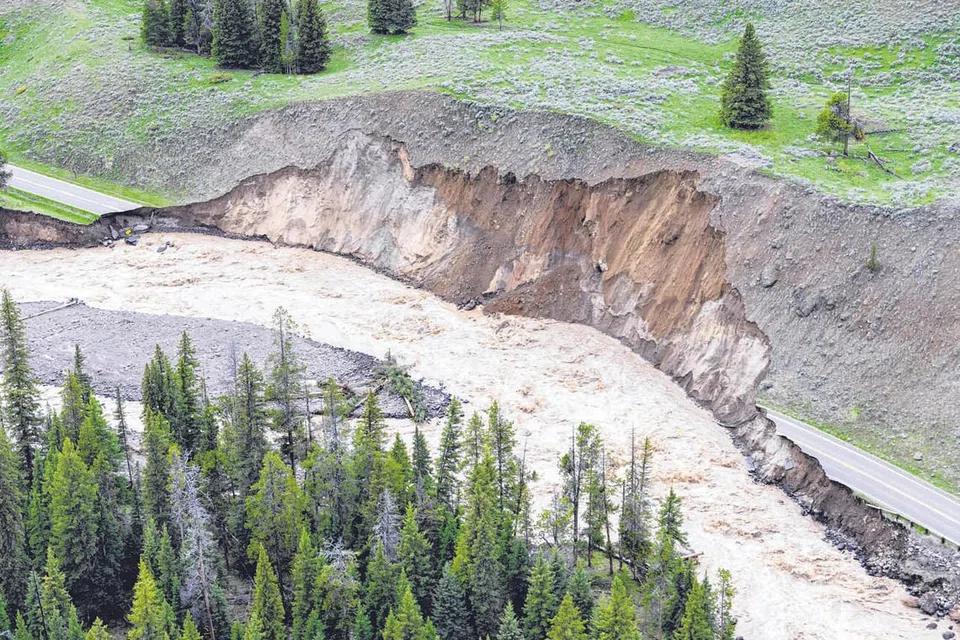 AMERIKA SYARIKAT: BANJIR MELANDA YELLOWSTONE: Prasarana musnah ekoran banjir di Taman Nasional Yellowstone, Amerika Syarikat. - Foto REUTERS