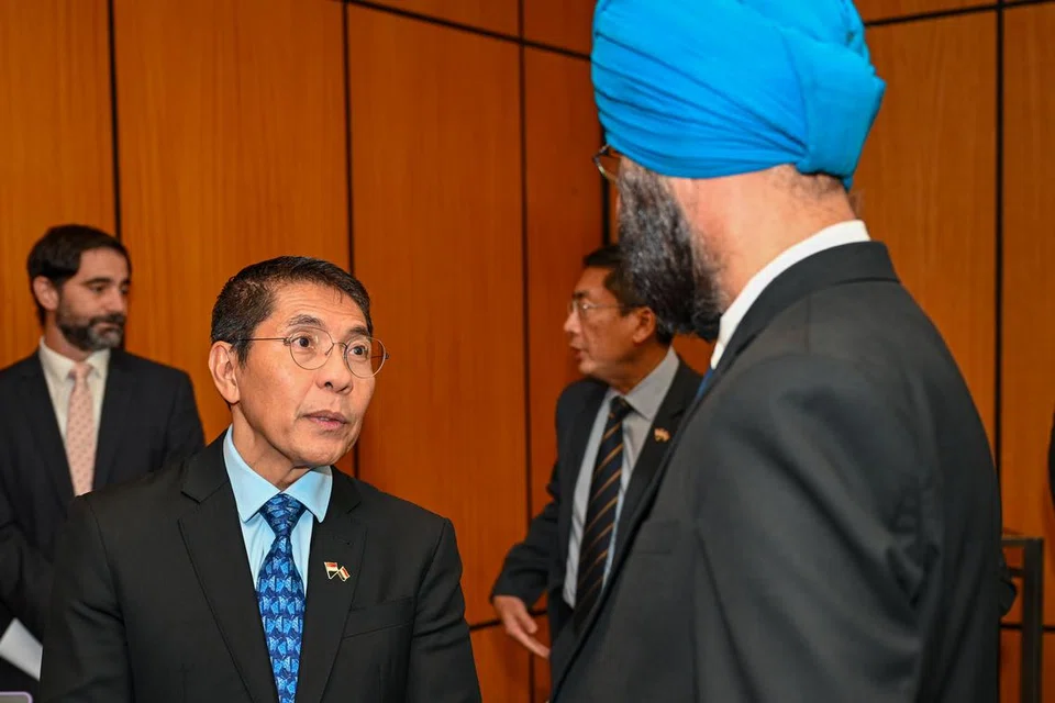 ALU-ALU SOKONGAN: Menteri di Pejabat Perdana Menteri Dr Mohamad Maliki Osman (di hadapan, kiri) mengalu-alukan sokongan daripada Pengerusi Mercy Relief, Encik Satwant Singh (kanan) dalam pertemuan mereka di Kahirah, Mesir pada Jumaat.