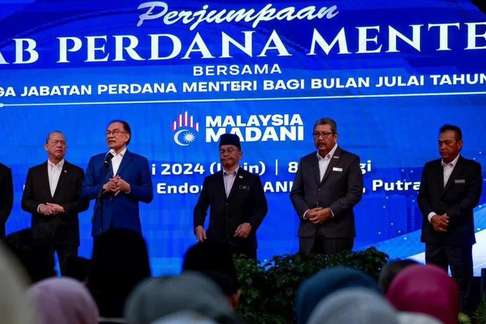 Perdana Menteri Malaysia, Datuk Seri Anwar Ibrahim (tiga dari kiri), menegaskan keputusan kerajaan memberi kesaksamaan untuk kemasukan calon Sijil Pelajaran Malaysia (SPM) cemerlang tanpa mengira kaum dan latar belakang, tidak menjejaskan kuota Bumiputera sedia ada.