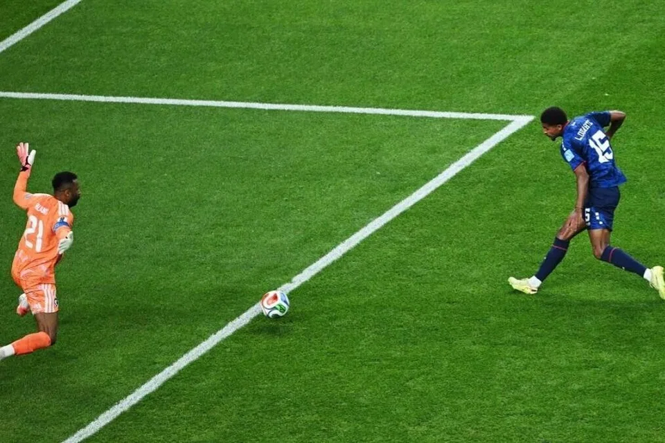 Pemain Cape Verde, Laros Duarte (kanan), berdepan dengan penjaga gol Arab Saudi, Mohammed Al-Owais.