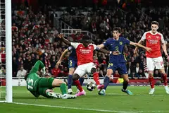 Pemain Arsenal, Bukayo Saka (tengah), menendang masuk bola ke gawang bagi gol tunggal perlawanan di Stadium Emirates, London.  