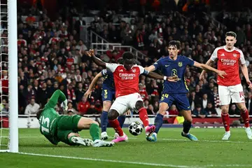 Pemain Arsenal, Bukayo Saka (tengah), menendang masuk bola ke gawang bagi gol tunggal perlawanan di Stadium Emirates, London.  