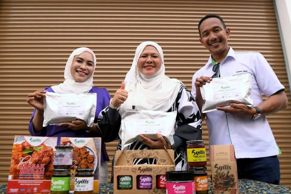 Pengerusi Jawatankuasa Pembangunan Wanita, Keluarga, Kebajikan Masyarakat, Pembangunan Usahawan dan Koperasi Perak, Datuk Salbiah Mohamed, (tengah) dan Ketua Pegawai Eksekutif Syilis Food Manufacturing Sdn Bhd, Encik Shahrol Annaz Abdul Nasir, (kanan) bergambar bersama produk keluaran Sylis semasa Majlis Pelepasan Produk Sambal Nasi Lemak Syilis ke Arab Saudi di Batu Gajah, pada 15 Julai.