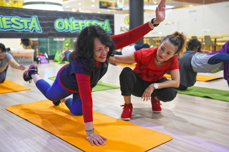 KEKAL AKTIF: Cik Rahmah Rosdi (kiri) giat menyertai kelas senaman kelolaan Cik Dee Dee Mahmod (kanan) di Our Tampines Hub. - Foto BH oleh SAHIBA CHAWDHARY