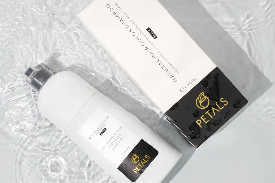 Syampu, Petals Hair Color Shampoo, dipercayai mengandungi enam ekstrak herba yang dapat menyuburkan rambut.