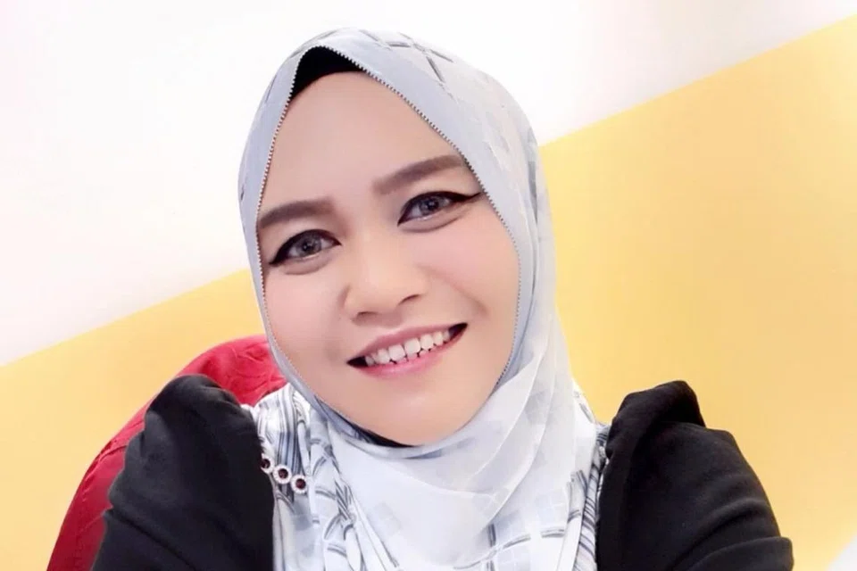 KESAN AWAL: Cik Nurhana Abdul Ghani berkata beliau mula mengesan tumbuhan kecil pada buah dadanya semasa usianya 16 tahun yang kemudian berjaya dikeluarkan dan sejak itu beliau mula melakukan ujian sendiri bagi mengesan sebarang tumbuhan. - Foto ihsan NURHANA ABDUL GHANI