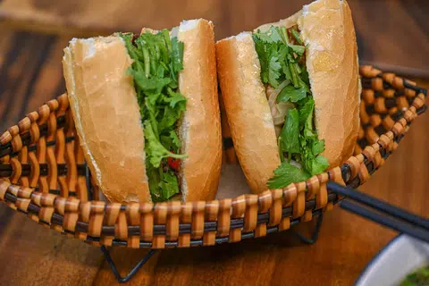 ‘BAHN MI’: Roti sandwic Vietnam yang padat dengan protein ayam atau daging lembu, sayur dan herba, membuatkan hidangan ini menyegarkan.