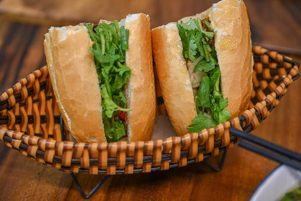 ‘BAHN MI’: Roti sandwic Vietnam yang padat dengan protein ayam atau daging lembu, sayur dan herba, membuatkan hidangan ini menyegarkan.