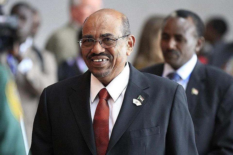 DIHERET KE MAHKAMAH JENAYAH ANTARABANGSA (ICC): Bekas perdana menteri Sudan ketujuh, Encik Omar Hassan Ahmad Al-Bashir, 78 tahun, berdepan pelbagai tuduhan termasuk jenayah perang, jenayah ke atas kemanusiaan dan salah guna kuasa. - Foto REUTERS