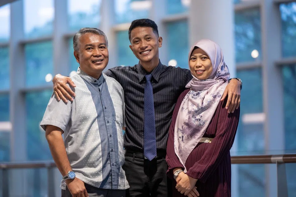 Encik Muhammad Shalihin Abd Fazil bersama ayahnya, Encik Abd Fazil Hussain, dan ibunya, Cik Norlela Khalik. Beliau mendapat  Biasiswa Industri-Singapura (SgIS) bernilai $50,000 daripada SP Group, tempat ayahnya bekerja, bagi pengajiannya dalam bidang kejuruteraan kuasa elektrik. 