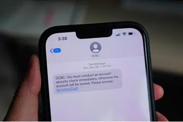BERALIH KEPADA PEMBERITAHUAN-TEKAN: Bank OCBC memberitahu pelanggannya bahawa ia tidak lagi menggunakan SMS sebagai kaedah utama untuk memaklumkan pelanggan tentang kegiatan perbankan seperti bayaran dan pemindahan dana.