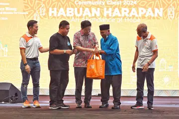 Timbalan Perdana Menteri, Encik Lawrence Wong (tengah), menyampaikan habuan kepada penerima yang merupakan wakil dari Wisma Geylang Serai (WGS) di acara Habuan Harapan Dana Masyarakat pada 13 Mac. Bersama beliau adalah Pengerusi Dana Masyarakat, Encik Chew Sutat (paling kiri), dan Menteri Pembangunan Sosial dan Keluarga yang juga Menteri Bertanggungjawab bagi Ehwal Masyarakat Islam, Encik Masagos Zulkifli Masagos Mohamad (paling kanan).