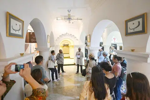 Wakil Pusat Warisan India Muslim Nagore Dargah, Encik Mohamad Fazil (berkopiah), memberikan taklimat mengenai tempat bersejarah itu.