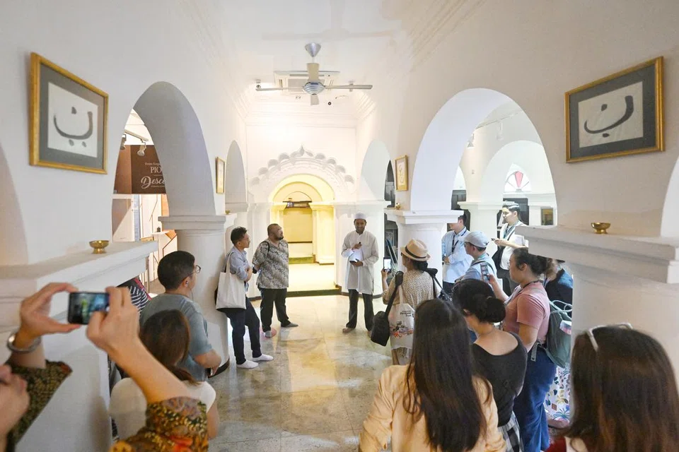 Wakil Pusat Warisan India Muslim Nagore Dargah, Encik Mohamad Fazil (berkopiah), memberikan taklimat mengenai tempat bersejarah itu.
