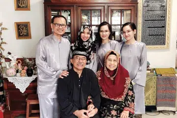 Pelawak dan pelakon veteran, Zaliha Hamid (kanan, barisan depan) akan berkongsi resipi rendangnya dalam program, ‘Air Tangan’, bersama anak saudaranya, Nur Amirah Omar (dua dari kanan, barisan belakang).