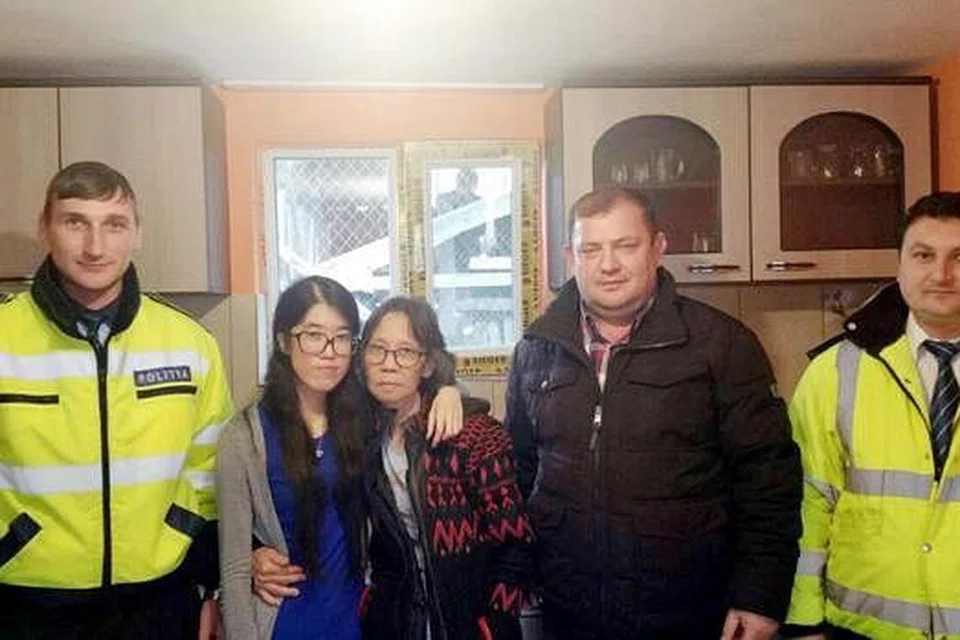 DITEMUI SELAMAT: Cik Yap dan ibunya, Cik Foo ditemui selamat di Vulturesti oleh polis Romania. Cik Yap mendakwa beliau telah ke sana untuk bertemu dengan teman lelakinya, seorang warga Romania. - Foto POLITIA ROMANA/FACEBOOK