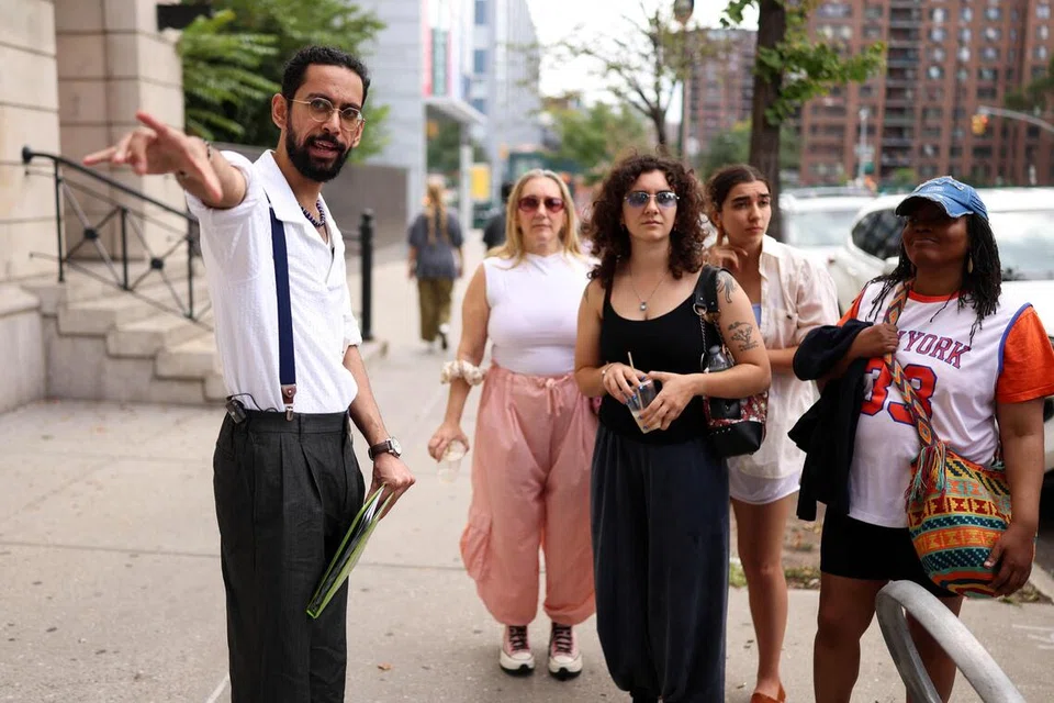 Ahli sejarah, Encik Asad Dandia, mengendalikan lawatan berpandu mengenai tokoh Islam Amerika, Malcolm X, di Harlem, New York, pada 22 Ogos 2026. Encik Dandia berusia lapan tahun ketika menyaksikan serangan 11 September 2001 menerusi televisyen, sebelum masyarakat Islam Amerika berdepan gelombang Islamofobia, kecurigaan dan pengawasan yang meningkat selepas serangan itu.