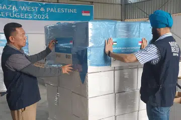 Pengerusi Mercy Relief, Encik Satwant Singh (kanan), bersama anggota lembaga pengarah Mercy Relief, Encik Chairul Fahmy Hussaini (kiri), menampal pelekat sebagai proses akhir pembungkusan kotak makanan yang akan dihantarkan ke Gaza.