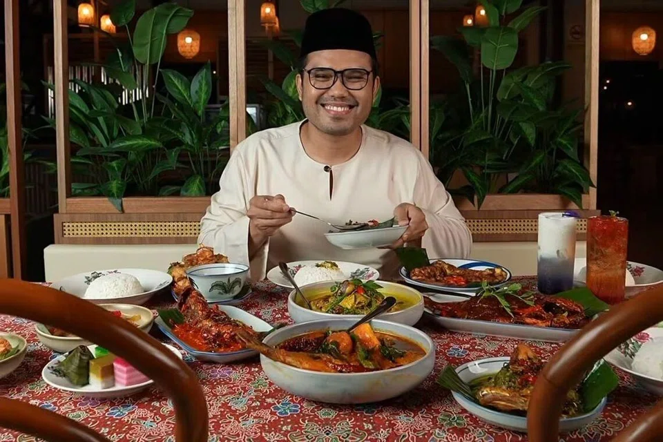 Khairul Aming melonjak populariti dari menghasilkan kandungan video memasak sejak 2018, kini pemilik restoran Rembayung, yang bernilai 4 juta ringgit di Kampung Baru, Kuala Lumpur. 