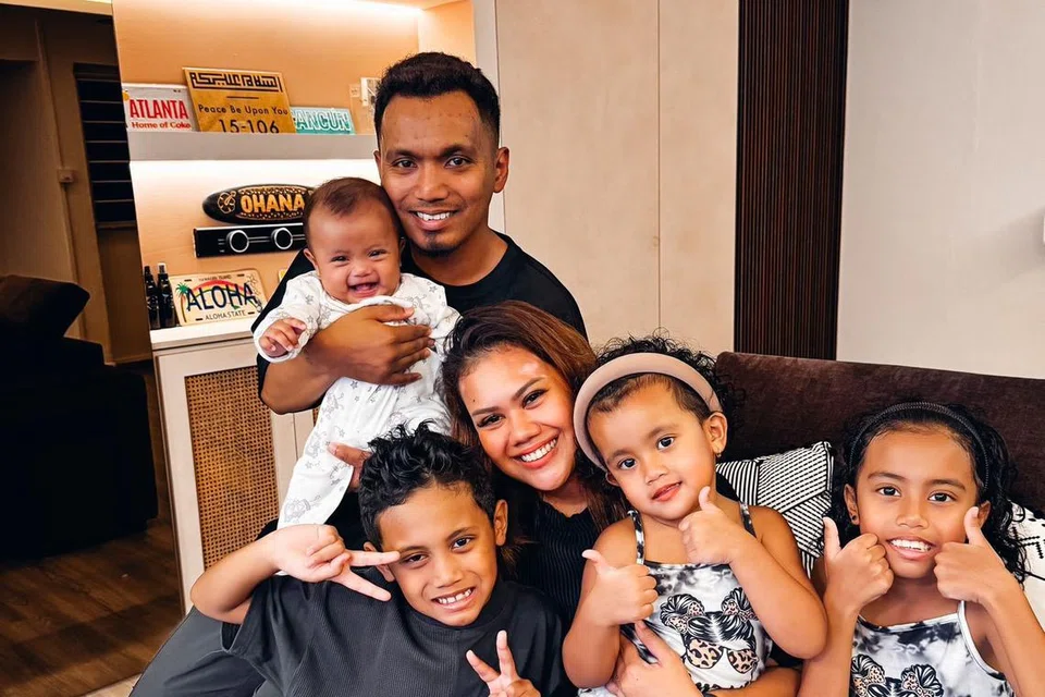 Cik Syazwani Ridzwan bersama anggota  keluarganya meraikan penyempurnaan ruang yang diubah suai dengan sentuhan menarik dan ciri-ciri keselamatan bermutu.