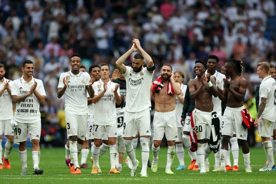 DAPAT SORAKAN: Rakan sepasukan memberi sorakan hebat buat Karim Benzema apabila perlawanan berakhir.