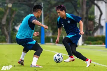 Kyoga Nakamura (kanan) mengawal bola dan cuba menggelecek Amirul Adli semasa sesi latihan terbuka pada hari pertama latihan pusat. 