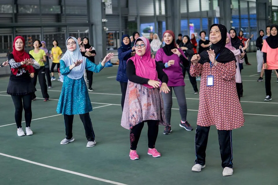 YANG PENTING GERAK: Peserta zumba Sabtu lalu di OTH Arena ligat menggerakkan tubuh demi mencapai kesihatan yang diinginkan. - Foto BH oleh NUR DIYANA TAHA