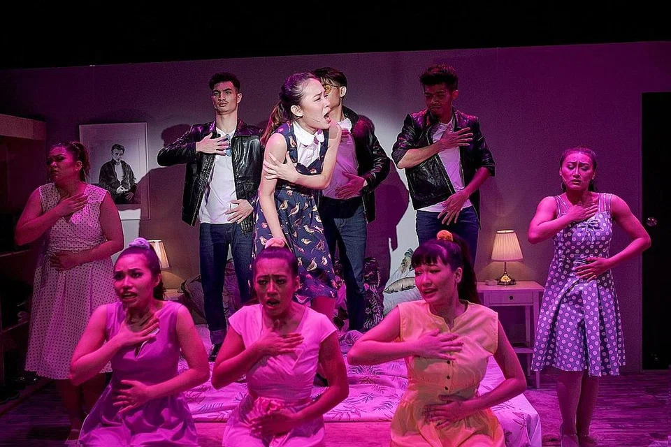 PELUANG BERCERITA: Zahrah (kanan) yang menjayakan pementasan muzikal 'Seussical' mengenai pelbagai cerita kanak-kanak Dr Seuss, menganggap teater muzikal sebagai satu cara beliau belajar cara menyampaikan cerita dengan lebih berkesan. - Foto MAKTAB SENI LASALLE