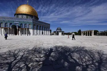 Jemaah berjalan di sekitar Kubah Batu di kawasan Masjid Al-Aqsa, yang turut dikenali oleh penganut Yahudi sebagai Temple Mount, ketika persiapan menyambut bulan suci Ramadan di Kota Lama Baitulmakdis pada 25 Februari.