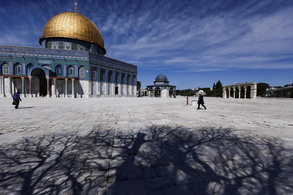 Jemaah berjalan di sekitar Kubah Batu di kawasan Masjid Al-Aqsa, yang turut dikenali oleh penganut Yahudi sebagai Temple Mount, ketika persiapan menyambut bulan suci Ramadan di Kota Lama Baitulmakdis pada 25 Februari.
