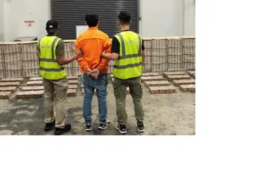 DISYAKI SELUDUP ROKOK: Seorang lelaki ditahan di Geylang East selepas 1,356 karton rokok seludup ditemui dalam trak syarikatnya.