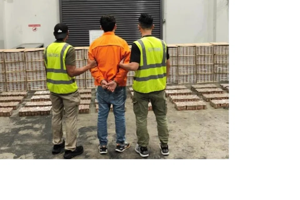 DISYAKI SELUDUP ROKOK: Seorang lelaki ditahan di Geylang East selepas 1,356 karton rokok seludup ditemui dalam trak syarikatnya.