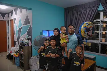 KINI SUDAH ADA BILIK: Dulu di flat sewa, Encik Ismadi tiada bilik, mereka lima beranak tidur di sebuah katil manakala ibu mertua tidur di atas tilam. Kini sudah ada bilik, jadi ada privasi dan anak-anak serta ibu mertua ada bilik mereka sendiri. - Foto BH oleh MARK CHEONG