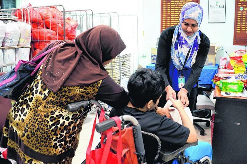 BANTU GOLONGAN KURANG BERNASIB BAIK: Antara khidmat yang disediakan MTFA adalah memberi bekalan makanan asas yang diperlukan kepada individu kurang bernasib baik setiap dua bulan. - Foto ZAINAL YAHYA