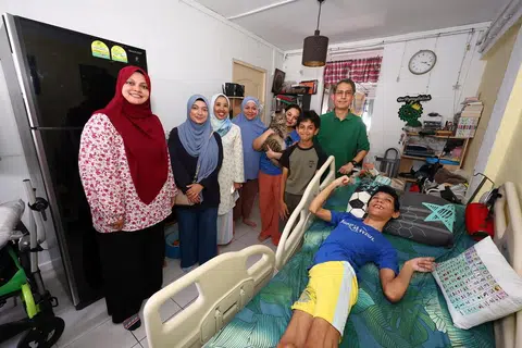 Pemangku Menteri Bertanggungjawab bagi Ehwal Masyarakat Islam, Profesor Madya Dr Muhammad Faishal Ibrahim (dua dari kanan) bersama (dari kiri) Ketua Pegawai Eksekutif (CEO) Muhammadiyah, Cik Roszanah Abdul Salim; Ketua, Perhubungan Korporat Club Heal, Cik Rozlin Farid Vanzandt; dan CEO PPIS, Cik Aidaroyani Adam, bergambar bersama penerima biskut perayaan.
