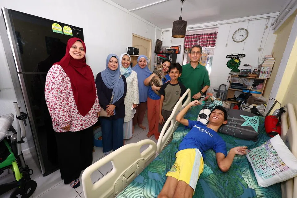 Pemangku Menteri Bertanggungjawab bagi Ehwal Masyarakat Islam, Profesor Madya Dr Muhammad Faishal Ibrahim (dua dari kanan) bersama (dari kiri) Ketua Pegawai Eksekutif (CEO) Muhammadiyah, Cik Roszanah Abdul Salim; Ketua, Perhubungan Korporat Club Heal, Cik Rozlin Farid Vanzandt; dan CEO PPIS, Cik Aidaroyani Adam, bergambar bersama penerima biskut perayaan.