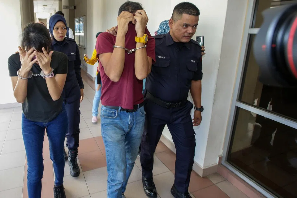 Pasangan suami Isteri, Sofian Mustafa Zin (tengah) dan Nabila Huda Fadli,  (kiri) didakwa atas kesalahan penganiayaan terhadap bayi lelaki berumur 16 bulan dengan memberi air susu bercampur dengan air mengandungi dadah.