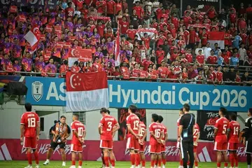 Pemain Singapura berdiri di hadapan peminat selepas perlawanan pertama separuh akhir Kejohanan Asean menentang Thailand di Stadium Jalan Besar pada 15 Ogos.
