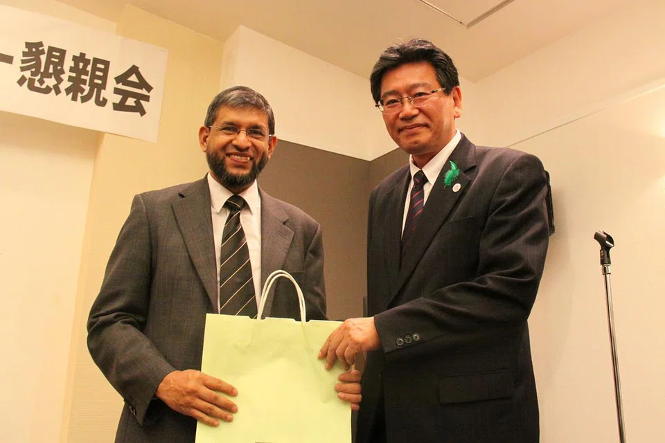 PASARAN BUKAN MUSLIM: Antara projek Encik Fazal di Jepun ialah bandar Hakodate. Beliau bergambar dengan timbalan datuk bandar Hakodate, Encik Itaru Kataoka, selepas mengendalikan bengkel di sana. - Foto ihsan FAZAL BAHARDEEN