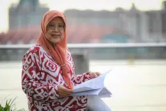 MASIH AKTIF: Cik Amanah Mustafi, yang baru bersara daripada dunia penyiaran, masih mahu meneruskan minatnya dalam bidang penulisan dan berhasrat menghasilkan novel tidak lama lagi. 