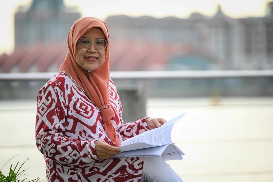 MASIH AKTIF: Cik Amanah Mustafi, yang baru bersara daripada dunia penyiaran, masih mahu meneruskan minatnya dalam bidang penulisan dan berhasrat menghasilkan novel tidak lama lagi. 