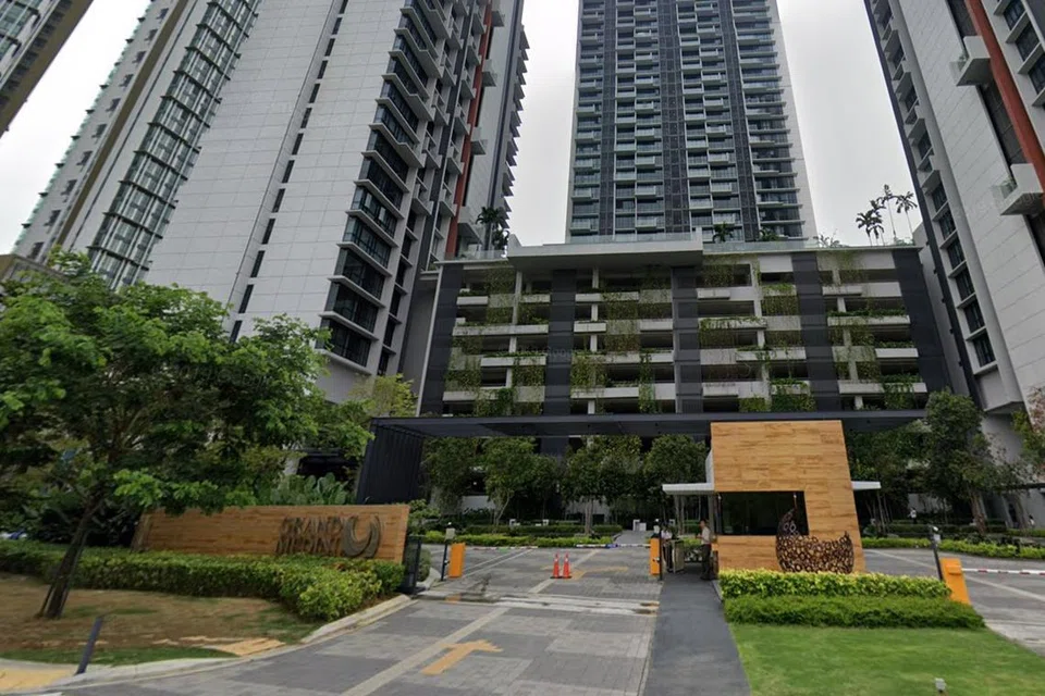 Warga Singapura, Cik Sharifah Nur Ain Syed Jamal Nasir dan suami, berulang-alik setiap hari ke Johor setelah menyewa kondominium dua bilik di Grand Medini Residence dengan kadar sewa RM1,600 sebulan sementara menunggu flat HDB mereka di Tengah siap menjelang 2027. Kondominium tersebut terletak sekitar 30 minit memandu dari Kompleks Kastam, Imigresen dan Kuarantin (CIQ) Sultan Abu Bakar di Linkedua.