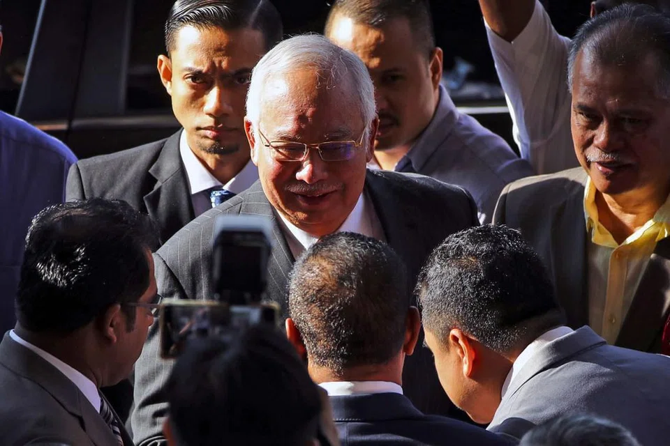 PERLU BELA DIRI: Bekas perdana menteri Malaysia Najib Tun Razak tiba di Mahkamah Tinggi, Kuala Lumpur, bagi perbicaraannya semalam. Beliau perlu membela diri terhadap tuduhan penyalahgunaan kuasa dan pengubahan wang haram. - Foto EPA-EFE