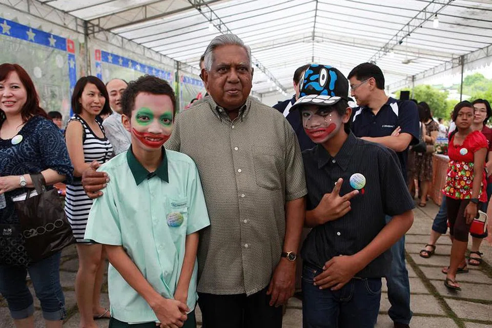 MESRA KEPADA SEMUA: Encik Nathan bergambar bersama pelajar Sekolah Grace Orchard, yang mengambil kanak-kanak berkeperluan khas di sebuah konsert dan karnival anjuran syarikat Microsoft sempena Cabaran Presiden pada 2009.