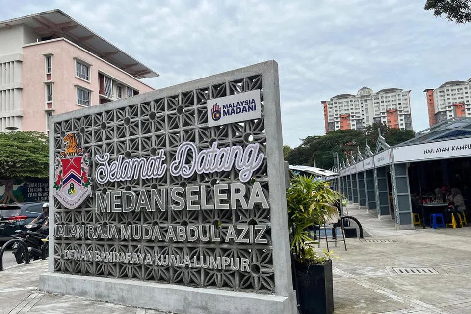 Gerai makanan yang diusahakan pasangan adik beradik warga emas yang tular baru-baru ini, Encik Idris Latif, 75 tahun, dan kakaknya, Cik Roshi, 79 tahun, terletak di Medan Selera Jalan Raja Muda Abdul Aziz, dekat Kampung Baru di Kuala Lumpur. 