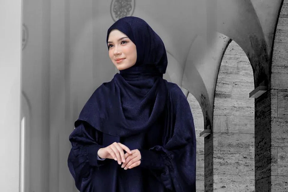 Dres Telekung koleksi Zaheera oleh Diyana Halik datang dalam beberapa warna termasuk putih, hitam, coklat dan biru tua.