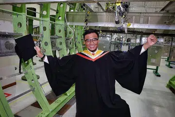 CEBURI BIDANG KEJURUTERAAN PESAWAT: Encik Dhanie antara sekumpulan pelajar pertama yang lulus program ijazah sarjana muda dalam bidang kejuruteraan sistem pesawat di Institut Teknologi Singapura (SIT) baru-baru ini. - Foto-foto BH oleh KHALID BABA