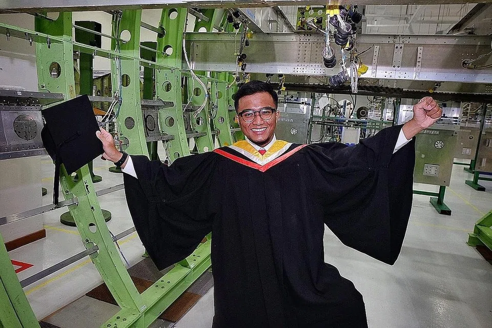 CEBURI BIDANG KEJURUTERAAN PESAWAT: Encik Dhanie antara sekumpulan pelajar pertama yang lulus program ijazah sarjana muda dalam bidang kejuruteraan sistem pesawat di Institut Teknologi Singapura (SIT) baru-baru ini. - Foto-foto BH oleh KHALID BABA